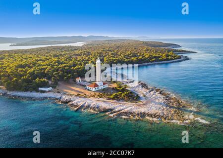 Erstaunliches Kroatien, spektakuläre Adriaküste, Leuchtturm von Veli Rat auf der Insel Dugi Otok bei Sonnenaufgang, Panoramablick von Drohne Stockfoto