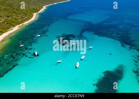 Schöne Adria in Kroatien. Luftaufnahme der azurblauen türkisfarbenen Lagune am Strand von Sakarun auf der Insel Dugi Otok, Kroatien, Yachten im klaren Meer verankert w Stockfoto