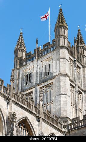 Blick auf Bath Abbey Tower vom Great Roman Bath, Bath, England. Blauer Himmel, sonniger Tag. Church of England Pfarrkirche. Stadtzentrum. Speicherplatz kopieren. Stockfoto