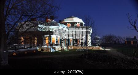 Monticello bei Nacht. International Gardens of Light Initiative. Thomas Jefferson Home, Charlottesville, VA.bewegte Bilder in Weiß projiziert. Stockfoto