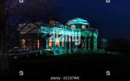 Monticello bei Nacht. International Gardens of Light Initiative. Thomas Jefferson Home, Charlottesville, Virginia.bewegte Bilder in Grün projiziert. Stockfoto