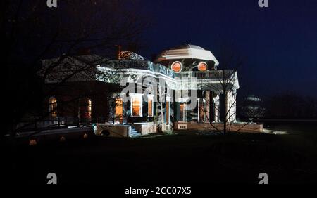 Monticello bei Nacht. International Gardens of Light Initiative. Thomas Jefferson Home, Charlottesville, Virginia.bewegte Bilder auf das Äußere projiziert. Stockfoto