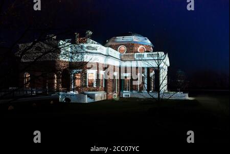 Monticello bei Nacht. International Gardens of Light Initiative. Thomas Jefferson Haus, Charlottesville, Virginia.Weißes Licht auf der Außenseite projiziert. Stockfoto