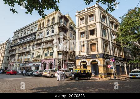 Mumbai, Indien - 22. November 2019: Straßenansicht von Mumbai an sonnigen Tagen mit geparkten Autos in der Nähe von Geschäften und Hotel in Mumbai (Bombay), Indien. Stockfoto