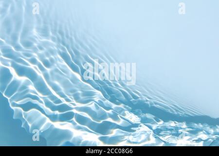 Transparent blau gefärbt klar ruhigen Wasser Oberflächenstruktur Stockfoto