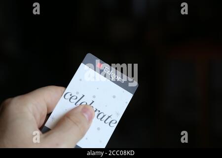 PORT ELIZABETH, SÜDAFRIKA - Jul 28, 2020: Hand hält einen Edgars Retail Bekleidungsgeschäft Geschenkkarte. Südafrikanische Unternehmen. Stockfoto