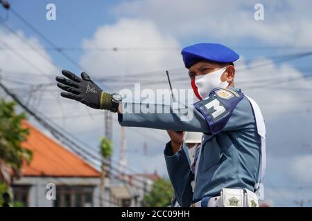 Denpasar, Bali, Indonesien. August 2020. Ein Offizier, um den Verkehr vor der Zeremonie beginnt zu verwalten. Polizei und Militär hielten die Zeremonie zum Gedenken an den 75. Indonesischen Unabhängigkeitstag in der Mitte der Autobahnkreuzung ab. Indonesien wurde am 17. August 1945 zur Unabhängigkeit erklärt. Kredit: Dicky Bisinglasi/ZUMA Wire/Alamy Live Nachrichten Stockfoto