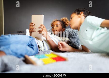 Glückliche Kinder havig Spaß und Einsatz von Technologie Geräte Stockfoto