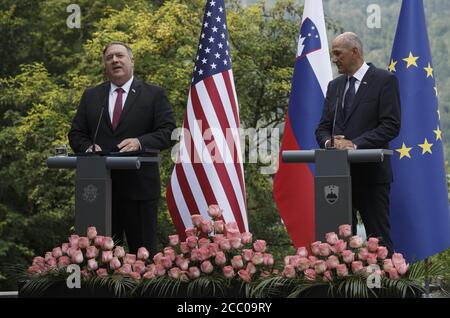 Berlin, Slowenien. August 2020. US-Außenminister Mike Pompeo (L) und Sloweniens Premierminister Janez Jansa nehmen am 13. August 2020 an einer Pressekonferenz in Bled, Slowenien, Teil. Quelle: Zeljko Stevan/Xinhua/Alamy Live News Stockfoto