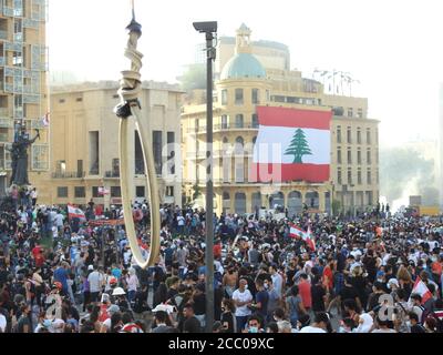 Beirut, Libanon - 8. August 2020: Märtyrerplatz während der libanesischen Revolution nach der Explosion, gegen die aktuelle Regierung und gegen corrupti Stockfoto