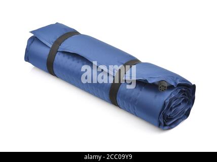 Rolled blau selbstaufblasende Camping-Matratze isoliert auf weiß Stockfoto