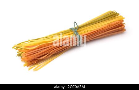 Bündel von bunten Band Pasta isoliert auf weiß Stockfoto