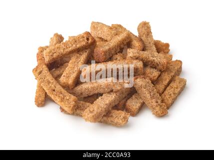 Haufen Roggencroutons isoliert auf weiß Stockfoto