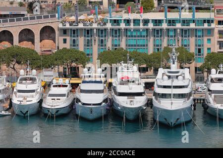 Monte Carlo, Monaco - Apr 19, 2019: Yacht parken in der Stadt Stockfoto
