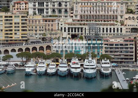 Monte Carlo, Monaco - 19. Apr 2019: Yacht-Parkplatz und Stadt am Meer Stockfoto