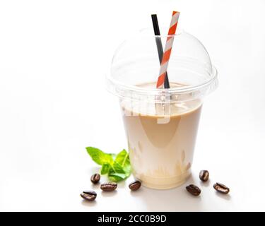 Leckerer kalter Kaffee-Cocktail mit Milch und Minze auf einem Weißer Hintergrund Stockfoto