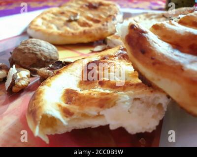 Kashmiri Brot und Walnüsse. Kashmiri Brot rufen Sie chot rooti für namkeen Chai Tee. Lavasa/Lawaas. Eine andere Art von Brot für den Alltag ist lavasa. Kulcha. Der Stockfoto