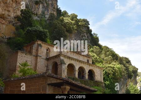 Low-Angle-Aufnahme der Ermita de Santa Maria de la Hoz in FRIAS, Spanien Stockfoto