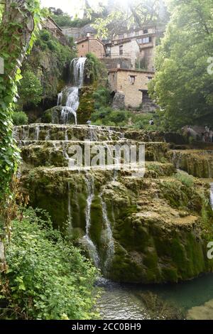 Vertikale Aufnahme eines Wasserfalls in Orbaneja del Castillo, Spanien Stockfoto