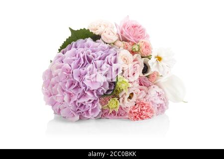 Schöner Blumenstrauß isoliert auf weißem Hintergrund Stockfoto