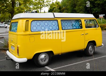 Bordeaux , Aquitanien / Frankreich - 08 10 2020 : vw Bus vintage volkswagen Campervan gelb Modell van fourgon Combi Camper aus westfalia in deutschland Stockfoto