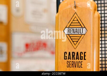 Bordeaux , Aquitaine / Frankreich - 08 10 2020 : renault Service Logo vintage Zeichen auf Shop Händlerladen für alte Timer Automobil Stockfoto