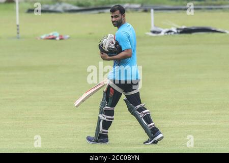 Dhaka, Bangladesch. August 2020. Bangladesh Cricket-Team ODI Captain Tamim Iqbal während der Batting Praxis im Sher-e-Bangla National Stadium in Dhaka. Bangladesch wird mit der Tour durch Sri Lanka zu einer drei-Match-Testserie im Oktober-November wieder zum internationalen Cricket zurückkehren.das Team wird jedoch einen Monat vor Beginn der Serie, im September, in die Inselnation reisen. Kredit: SOPA Images Limited/Alamy Live Nachrichten Stockfoto