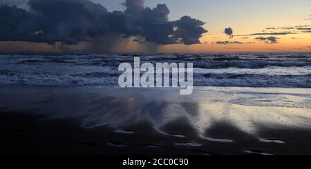 Italien, Region Toskana. Landschaft von schönen Sonnenuntergang mit Sturmwolken über dem Meerwasser. Panoramasicht auf die Meereslandschaft. Stockfoto