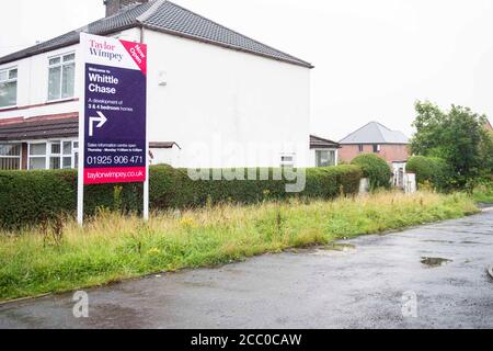 Ein Schild weist auf eine Wohnsiedlung in Newton-le-Willows hin. Stockfoto