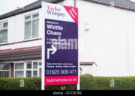 Ein Schild weist auf eine Wohnsiedlung in Newton-le-Willows hin. Stockfoto