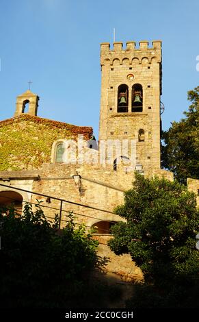 Die Kirche von San Lorenzo, beleuchtet von der untergehenden Sonne von Castagneto Carducci, Toskana, Italien Stockfoto