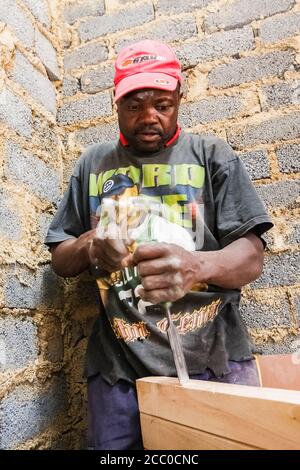 Soweto, Südafrika - 05. September 2009: Afrikanischer Zimmermann arbeitet an einem Community Outreach Programm, um ein kleines erschwingliches Haus in lokalen Townsh zu bauen Stockfoto