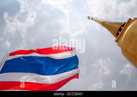 Die thailändische Flagge fliegt auf dem berühmten buddhistischen Tempel Wat Saket im Zentrum von Bangkok, Thailand Stockfoto