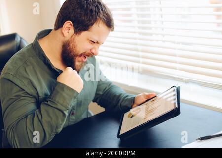 Männlich erfolgreichen Geschäftsmann arbeiten mit Grafiken und Diagramme auf Tablette. Stockfoto