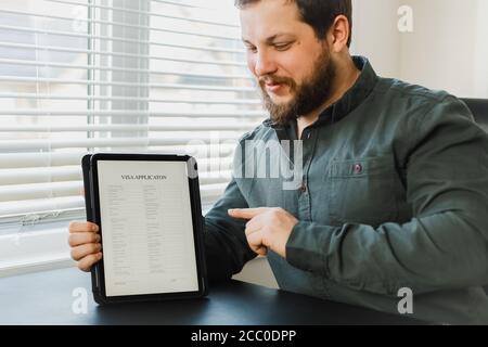 Nahaufnahme Geschäftsmann lesen Visum Anwendung auf Tablet. Stockfoto