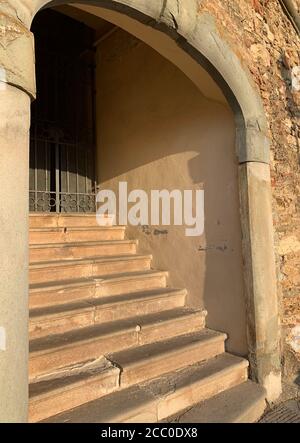 Eintritt in die Kirche San Lorenzo im mittelalterlichen Dorf Castagneto Carducci, Toskana, Italien Stockfoto