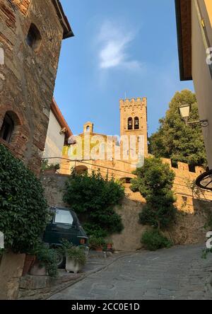 Die Kirche von San Lorenzo, beleuchtet von der untergehenden Sonne von Castagneto Carducci, Toskana, Italien Stockfoto