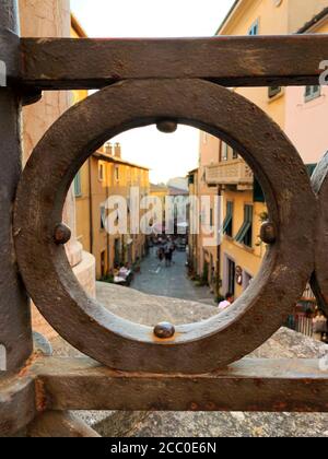 Alte Straße in Castagneto Carducci, mittelalterliches Dorf. Toskana, Italien Stockfoto