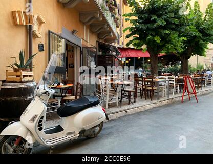 Restaurant in einem kleinen Dorf in Castagneto Carducci. Toskana, Italien Stockfoto