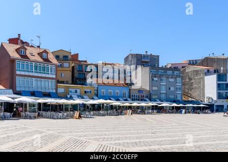 Finisterre, Spanien - 19. Juli 2020: Panoramablick auf die Hafenpromenade mit typischen Restaurants. Fisterra befindet sich in Costa da Morte oder Deat Stockfoto