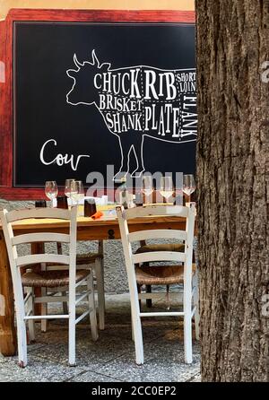 Restaurant in einem kleinen Dorf in Castagneto Carducci. Toskana, Italien Stockfoto