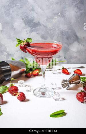 Hausgemachte rote gefrorene Erdbeere Margarita in einem Glas. Stockfoto