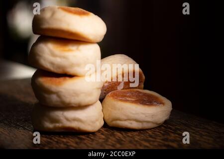 Ein Stapel frischer englischer Muffins Stockfoto