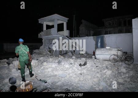 Mogadischu. August 2020. Das Foto vom 17. August 2020 zeigt die Sprengstelle des Elite Hotels in Mogadischu, Somalia. Bei dem Anschlag in einem beliebten Hotel in der somalischen Hauptstadt Mogadischu am Sonntag wurden mindestens 16 Menschen, darunter mutmaßliche Angreifer, als tot bestätigt und 28 weitere verletzt. Kredit: Hassan Bashi/Xinhua/Alamy Live Nachrichten Stockfoto