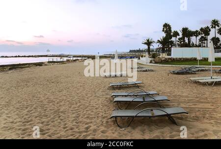 Sonnenuntergang über dem Mittelmeer in Paphos, Zypern. Stockfoto