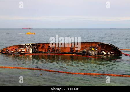 Ein alter rostiger Tanker überflutet und liegt in der Nähe der Küste in Odessa, Ukraine. Öl wird aus dem Schiff verschüttet und verschmutzt das Meerwasser. Umweltverschmutzung, Stockfoto