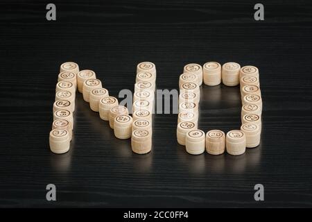 Wort NEIN von Holzfässern. Schwarzer Holztisch. Stockfoto