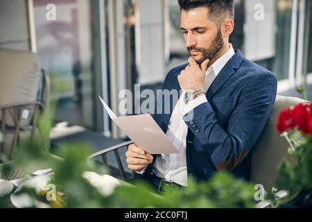 Gütiger bärtiger Mann, der tief in seinen Gedanken ist Stockfoto