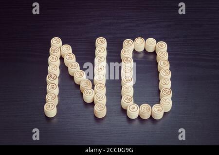 Wort NEIN von Holzfässern. Schwarzer Holztisch. Stockfoto