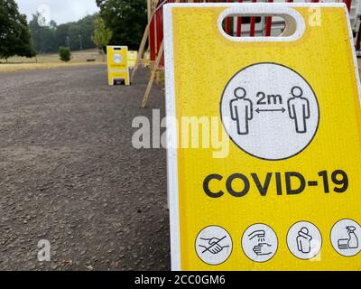 Soziale Distanz Nachricht zu bleiben 2 Meter auseinander während Coronavirus Stockfoto